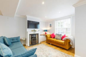 Beautiful central 3-bed w/roof terrace & parking